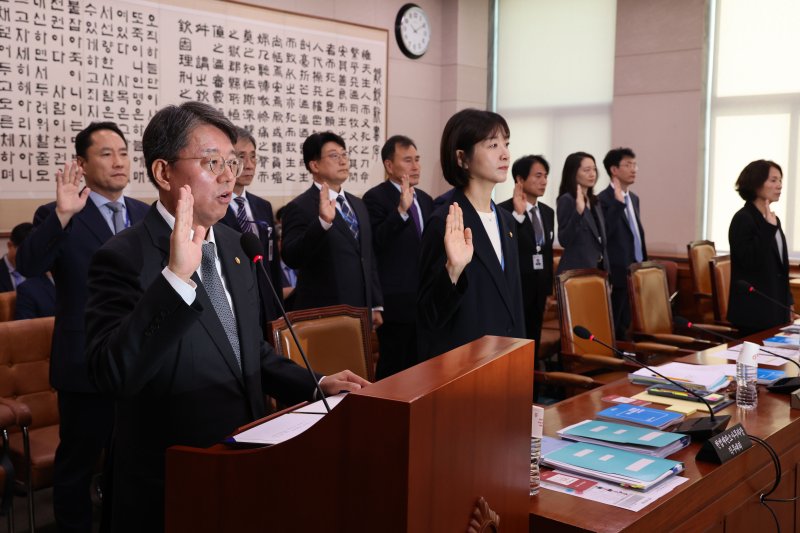 [서울=뉴시스] 권창회 기자 = 11일 오전 서울 여의도 국회에서 열린 법제사법위원회 국정감사에서 김정원헌법재판소 사무처장이 증인선서를 하고 있다. 2024.10.11. kch0523@newsis.com