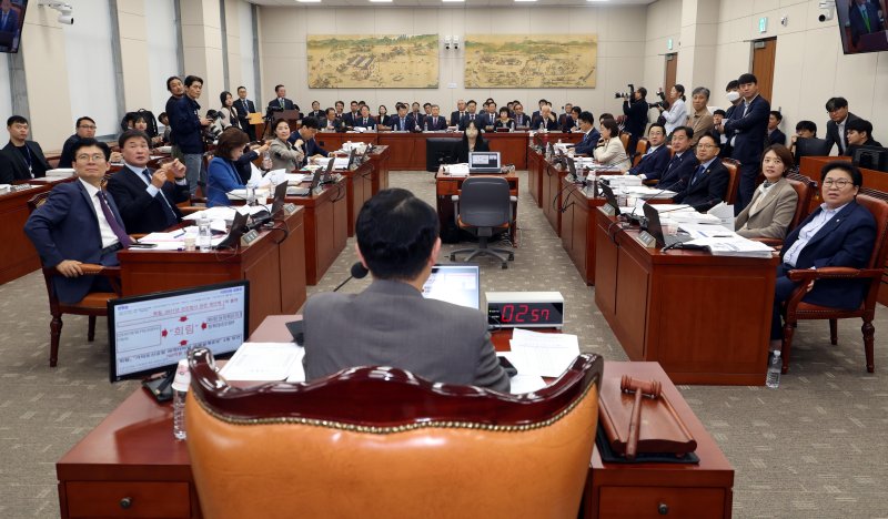 11일 오전 서울 여의도 국회 교육위원회에서 열린 한국교육학술정보원, 한국교직원공제회 등 국정감사에서 여야 의원들이 김건희 여사의 코바나컨테츠를 후원한 '희림' 관련 영상을 바라보고 있다. 뉴시스