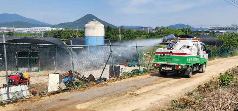 경남 철새도래지 주변 가금농장 연무 소독.(사진=경남도 제공) *재판매 및 DB 금지 /사진=뉴시스