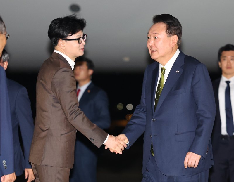 필리핀·싱가포르 국빈방문 및 한·아세안 정상회의 일정을 마친 윤석열 대통령이 11일 성남 서울공항에 도착해 환영나온 한동훈 국민의힘 대표와 인사를 나누고 있다. 사진=뉴시스