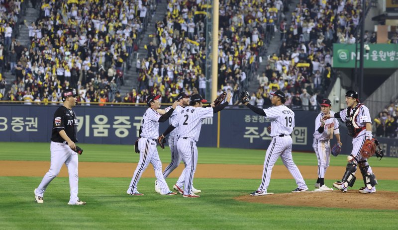 지난 11일 서울 송파구 잠실야구장에서 열린 2024 KBO 포스트시즌 준플레이오프 5차전 kt 위즈와 LG 트윈스의 경기에서 4-1로 승리한 LG 선수들이 플레이오프 진출에 기뻐하고 있다. 뉴시스