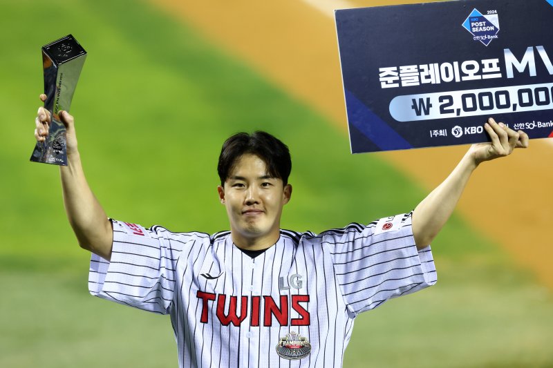 [서울=뉴시스] 전신 기자 = 11일 서울 송파구 잠실야구장에서 열린 2024 KBO 포스트시즌 준플레이오프 5차전 kt 위즈와 LG 트윈스의 경기에서 4-1 승리한 LG 임찬규가 준플레이오프 MVP를 수상하고 있다. 2024.10.11. photo1006@newsis.com