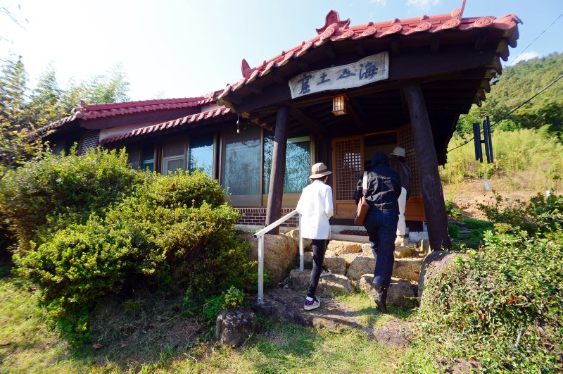 11일 관광객들이 전남 장흥군 안양면에 위치한 한승원 작가의 작업실 해산토굴을 둘러보고 있다. 2024.10.11/뉴스1 ⓒ News1 이승현 기자