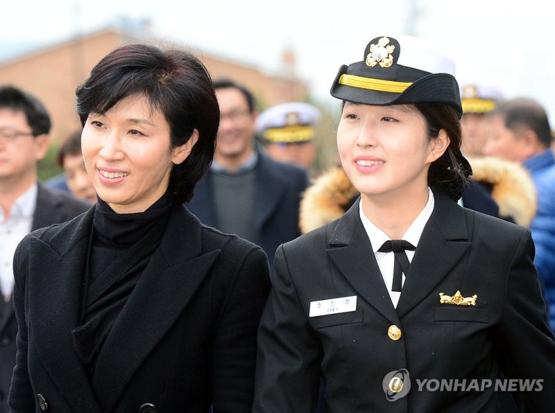 2015년 소말리아 아덴만 파병 임무를 마치고 입항 환영식에 참석한 최민정씨 최태원 회장 차녀 민정씨, 올가을 결혼 (서울=연합뉴스) 최태원 SK그룹 회장 차녀인 최민정씨가 오는 10월 서울 워커힐에서 중국계 미국인인 사업가 A씨와 결혼식을 올리는 것으로 확인됐다. A씨는 미국 하버드대와 스탠퍼드대 공공정책대학원을 나왔으며 현재는 소프트웨어 관련 스타트업을 창업해 운영 중인 것으로 알려졌다. A씨는 주한미군으로 1년 정도 근무한 경력도 있는 것으로 전해졌다. 최근 SK하이닉스에서 퇴사한 민정씨는 미국에서 예일대 의학박사 출신 정신의