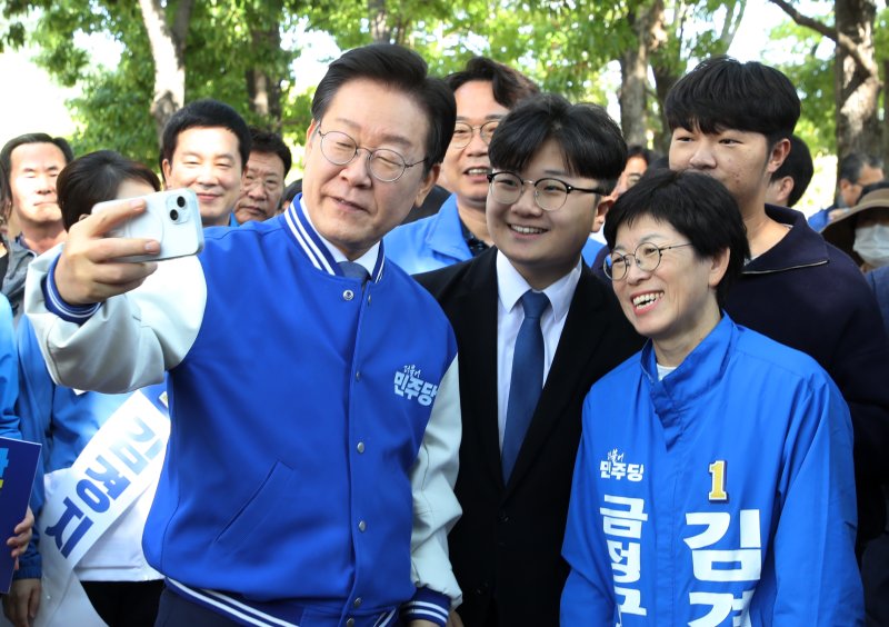 이재명 더불어민주당 대표와 김경지 금정구청장 후보가 12일 오전 부산 금정구 스포원파크에서 지지자들과 셀카를 찍고 있다. 2024.10.12/뉴스1 ⓒ News1 윤일지 기자