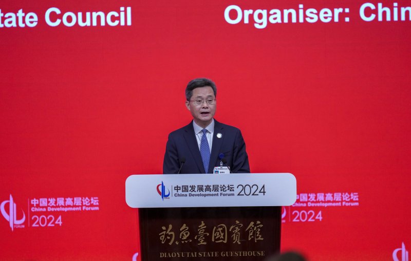 [베이징=AP/뉴시스]란푸안(蓝佛安) 중국 재정부장(장관)이 국채 발행을 확대해 경기를 부양하겠다고 예고했다. 사진은 란 부장이 지난 3월24일(현지시각) 수도 베이징의 댜오위타이 국빈관에서 열린 중국개발포럼 특별 세션에서 연설하는 모습. 2024.10.12.