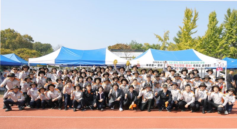 대전소방본부 주관 ‘제2회 의용소방대 한마음축제’가 12일 유성구 신성동 연구단지종합운동장에서 열려 참석자들이 기념촬영을 하고 있다. (대전시 제공) /뉴스1