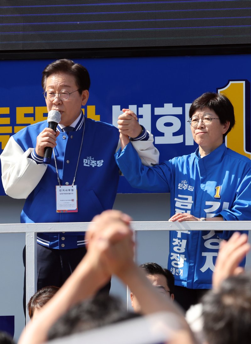 [부산=뉴시스] 하경민 기자 = 이재명 더불어민주당 대표가 12일 부산 금정구 스포원을 방문, 유세차량에 올라 나들이 나온 시민들에게 김경지 금정구청장 보궐선거 후보의 지지를 호소하고 있다. 2024.10.12. yulnetphoto@newsis.com