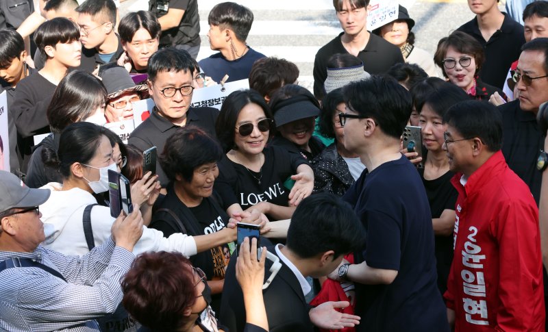 [부산=뉴시스] 하경민 기자 = 한동훈 국민의힘 대표가 12일 부산 금정구 도시철도 1호선 노포역을 출발해 온천장역까지 약 4시간 동안 도보로 이동하며 시민들과 인사하며 윤일현 금정구청장 보궐선거 후보의 지지를 호소하고 있다. 2024.10.12. yulnetphoto@newsis.com