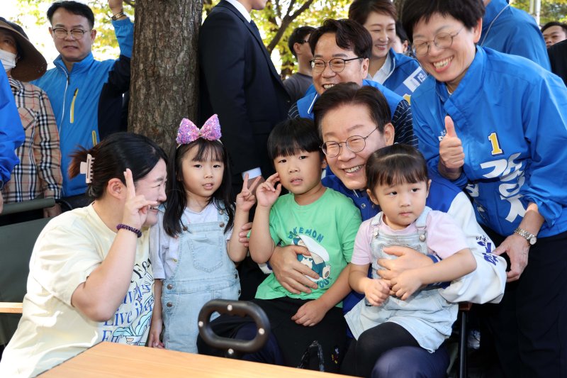 [부산=뉴시스] 하경민 기자 = 이재명 더불어민주당 대표가 12일 부산 금정구 스포원을 방문, 나들이 나온 시민들과 인사하며 김경지 금정구청장 보궐선거 후보의 지지를 호소하고 있다.<div id='ad_body3' class='mbad_bottom' ></div> 2024.10.12. yulnetphoto@newsis.com