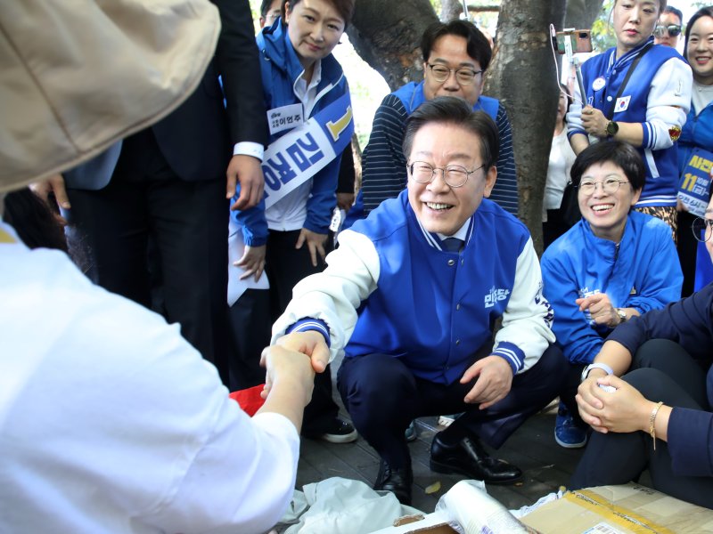 이재명 더불어민주당 대표와 박찬대 원내대표가 12일 오전 부산 금정구 스포원파크에서 시민들에게 김경지 금정구청장 후보에 대한 지지를 호소하고 있다. 2024.10.12/뉴스1 ⓒ News1 윤일지 기자