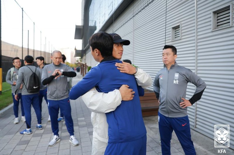 [서울=뉴시스] 백승호와 포옹하고 있는 황희찬. (사진=대한축구협회) *재판매 및 DB 금지