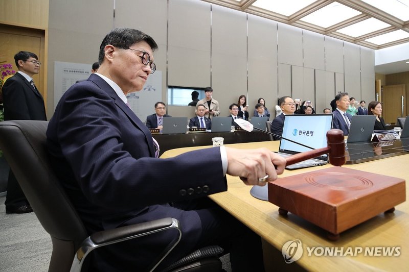 이창용 한국은행 총재가 지난 11일 서울 중구 한국은행에서 열린 금융통화위원회에서 의사봉을 두드리고 있다. 연합뉴스.