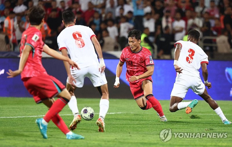 요르단 암만국제경기장에서 열린 2026 피파 북중미월드컵 아시아 3차 예선 3차전 한국과 요르단의 경기. 오현규가 드리블을 하고 있다. 연합뉴스