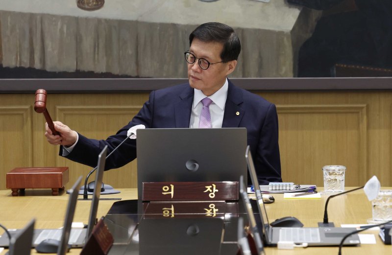 이창용 한국은행 총재가 11일 서울 중구 한국은행에서 열린 금융통화위원회에서 의사봉을 두드리고 있다. 뉴시스