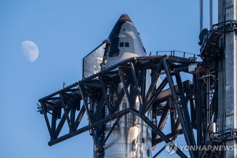 스페이스X의 스타십 TOPSHOT - The SpaceX Starship sits on a launch pad at Starbase near Boca Chica, Texas, on October 12, 2024, ahead of the Starship Flight 5 test. The test will involve the return of Starship's Super Heavy Booster to the launch site. (Photo by Sergio FLORES / AFP)