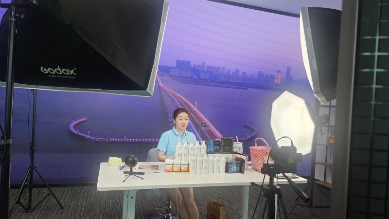 헝친 국경 간 전자상거래 혁신 시범센터 내 마련된 스튜디오에서 라이브방송 진행자가 방송을 진행하고 있다. ⓒ News1 정은지 특파원