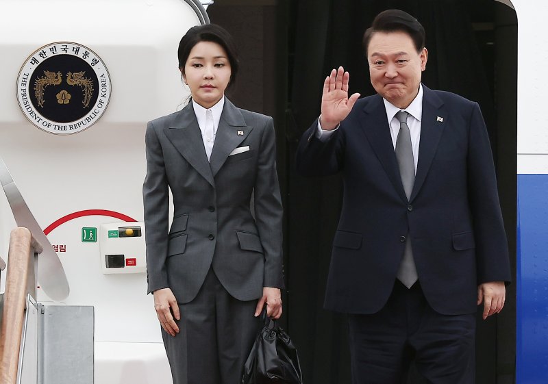 윤석열 대통령과 김건희 여사가 6일 오전 경기 성남 서울공항에서 필리핀과 싱가포르 국빈 방문과 라오스에서 열리는 한·아세안(ASEAN·동남아시아국가연합) 정상회의 참석차 출국하기 위해 공군 1호기에 올라 인사하고 있다. 2024.10.6/뉴스1 ⓒ News1 김진환 기자