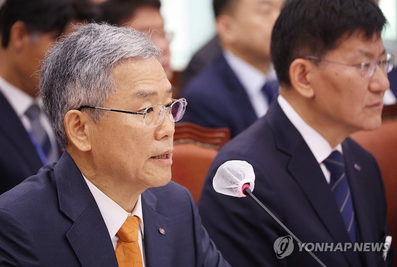 답변하는 김동철 한전 사장 답변하는 김동철 한전 사장 (서울=연합뉴스) 신준희 기자 = 한국전력공사 김동철 사장이 19일 국회에서 열린 산업통상자원중소벤처기업위원회 국정감사에서 의원 질의에 답하고 있다. 2023.10.19 hama@yna.co.kr (끝)