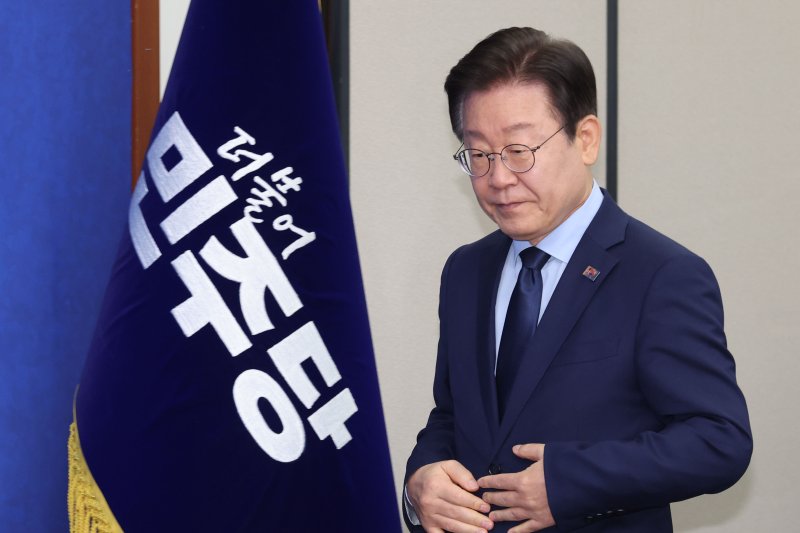 [서울=뉴시스] 권창회 기자 = 이재명 더불어민주당 대표가 14일 오전 서울 여의도 국회에서 열린 최고위원회의에 참석하고 있다. 2024.10.14. kch0523@newsis.com