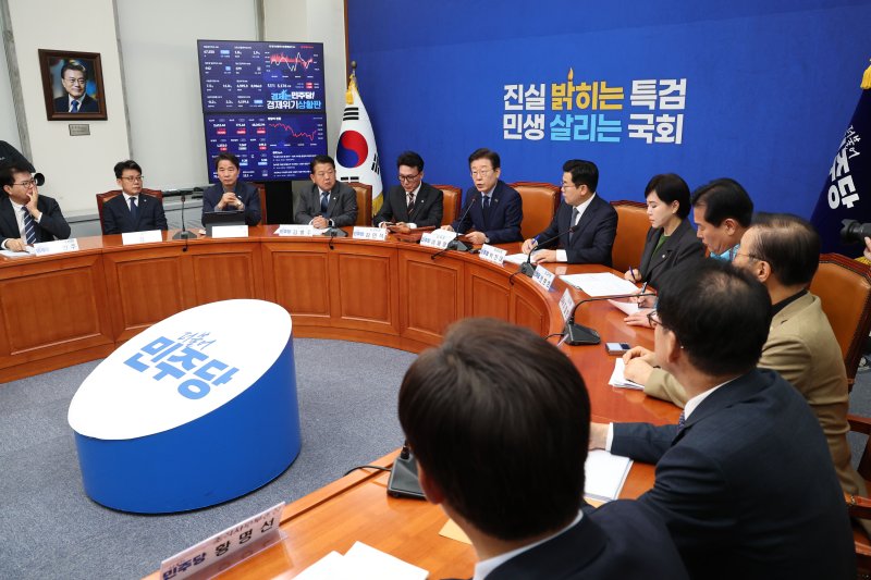 [서울=뉴시스] 권창회 기자 = 이재명 더불어민주당 대표가 14일 오전 서울 여의도 국회에서 열린 최고위원회의에서 발언하고 있다. 2024.10.14. kch0523@newsis.com