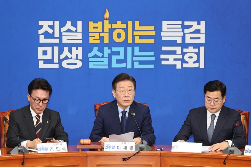 [서울=뉴시스] 권창회 기자 = 이재명 더불어민주당 대표가 14일 오전 서울 여의도 국회에서 열린 최고위원회의에서 발언하고 있다. 2024.10.14. kch0523@newsis.com