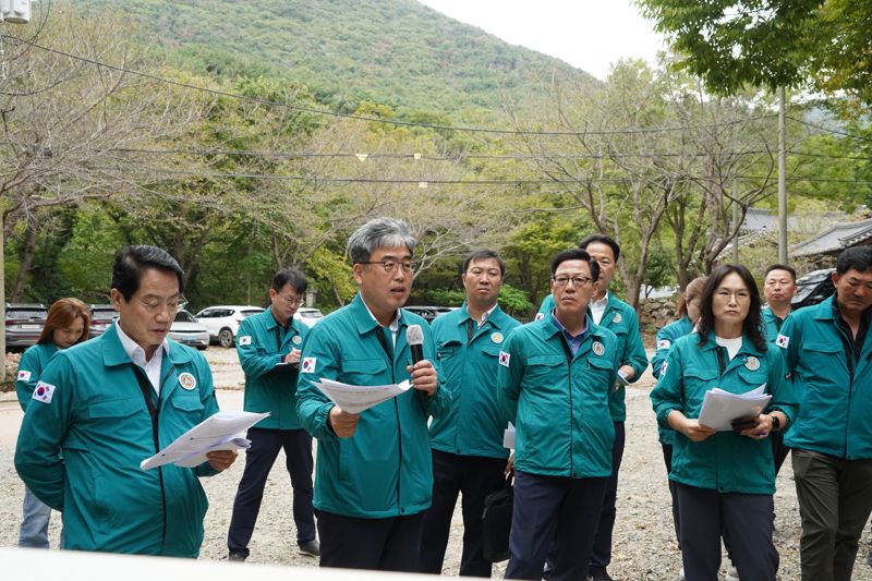 임상섭 산림청장(왼쪽 두번째)이 14일 전남 여수 소나무재선충병 피해지에서 열린 효과적인 소나무재선충병 방제를 위한 현장간담회에서 지역특성을 고려한 방제전략 등에 대해 설명하고 있다.