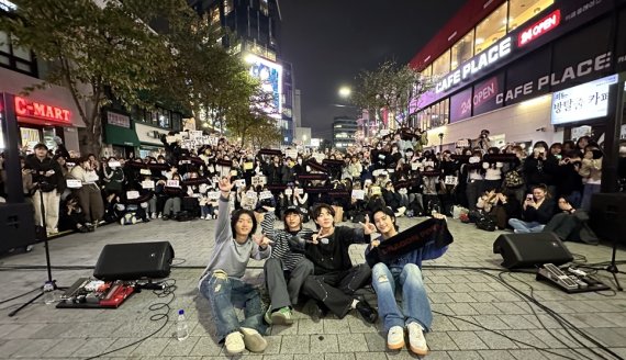 드래곤포니, 신촌부터 양양까지 '핫플레이스' 점령