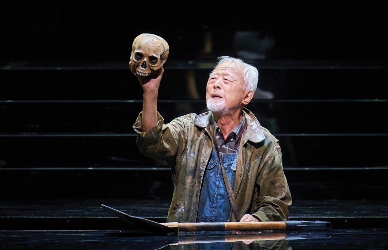 [서울=뉴시스]연극 '햄릿' 공연 사진. '무덤파기' 역의 권성덕. (사진=신시컴퍼니 제공) 2022.08.02. photo@newsis.com *재판매 및 DB 금지