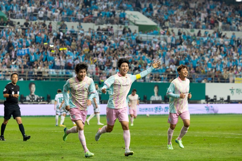 12일 대전월드컵경기장에서 열린 하나은행 자선축구대회에서 경기 후반 20분 '팀 히어로'의 주장 임영웅(가운데)이 전원석의 골을 돕는 어시스트를 기록한 뒤 세레모니를 하고 있다. 하나은행 제공