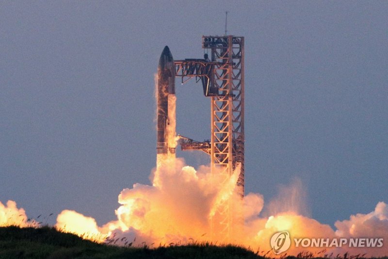 13일(현지시간) 스타십 5번째 시험비행 발사 장면 SpaceX's Starship lifts off during its fifth flight test, in Boca Chica, Texas, U.S., October 13, 2024. REUTERS/Kaylee Greenlee Beal