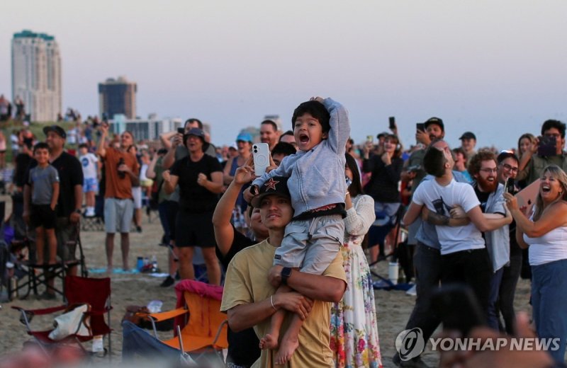 미 텍사스 보카치카 해변에서 스타십 5차 시험비행 지켜보는 사람들 A child reacts, as people gather to observe the launch of SpaceX's Starship during its fifth flight test, in Boca Chica, Texas, U.S., October 13, 2024. REUTERS/Kaylee Greenlee Beal