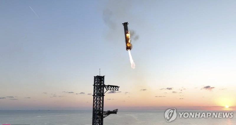 스페이스X의 슈퍼헤비 로켓이 발사 후 귀환해 '젓가락 팔' 모양의 장비에 다가가는 모습 This image provided by SpaceX shows SpaceX's mega rocket booster returning to the launch pad to be captured during a test flight Sunday, Oct. 13, 2024, in Boca Chica, Texas. (SpaceX via AP) AP PROVIDES ACCESS TO THIS PUBLICLY DISTRIBUTED HANDOUT PHOTO