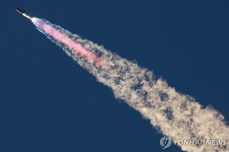 스타십이 우주로 날아가는 모습 SpaceX's Starship flies during its fifth flight test, in Boca Chica, Texas, U.S., October 13, 2024. REUTERS/Kaylee Greenlee Beal