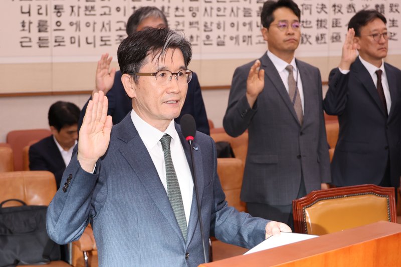 오동운 고위공직자범죄수사처장이 14일 오후 국회에서 열린 국회 법제사법위원회의 고위공직자범죄수사처에 대한 국정감사에서 증인 선서를 하고 있다. /사진=연합뉴스