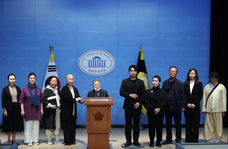 14일 국회 소통관에서 국악인 신영희씨가 '국악인 비하 발언' 민주당 양문석 의원 규탄 기자회견을 하고 있다. 연합뉴스