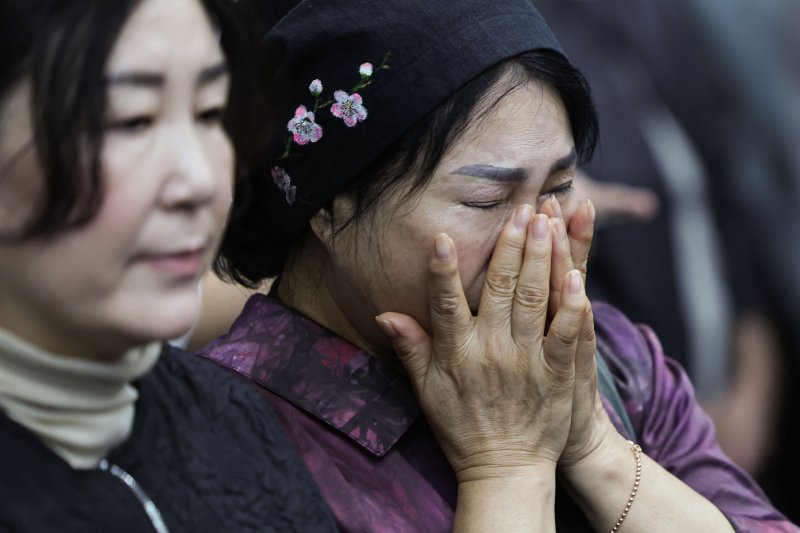 14일 오후 서울 여의도 국회 소통관에서 열린 양문석 더불어민주당 의원의 '기생' 발언 관련 규탄 기자회견에서 한 국악인이 눈물을 닦고 있다. 뉴시스