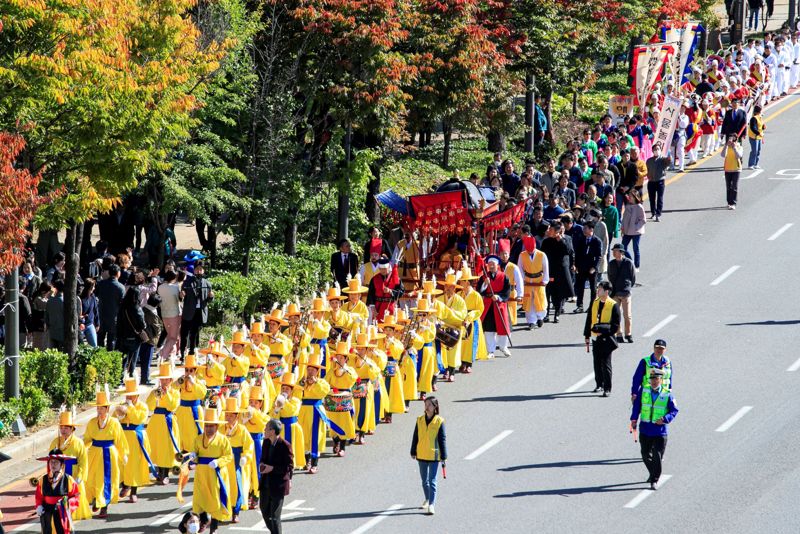 서울시 마포구는 ‘제17회 마포나루 새우젓 축제’를 오는 18~20일 월드컵공원 평화광장 일대에서 개최한다. 지난 해 10월 열린 ‘제16회 마포나루 새우젓 축제’에서 퍼레이드를 하는 모습. 마포구 제공