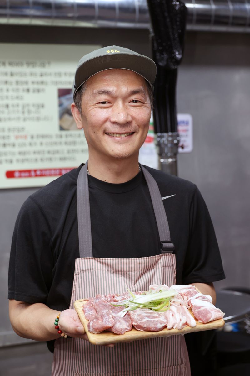 서울 마포 장군집 사장 전인호씨가 대표 메뉴인 모듬 돼지부속을 선보이고 있다. 사진=서동일 기자