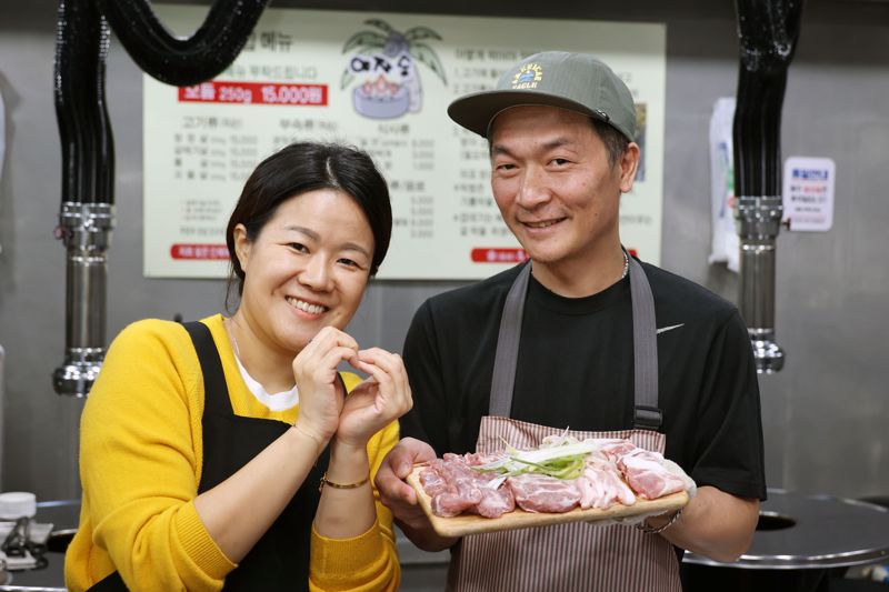 서울 마포 장군집 사장 전인호씨와 아내 강상미씨가 환한 미소와 함께 포즈를 취하고 있다. 사진=서동일 기자