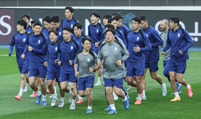 대한민국 축구대표팀 김민재와 이승우를 비롯한 선수들이 14일 오후 경기도 용인시 처인구 용인미르스타디움에서 2026 국제축구연맹(FIFA) 북중미 월드컵 아시아 3차 예선 이라크와의 경기를 앞두고 훈련을 하고 있다. 뉴스1