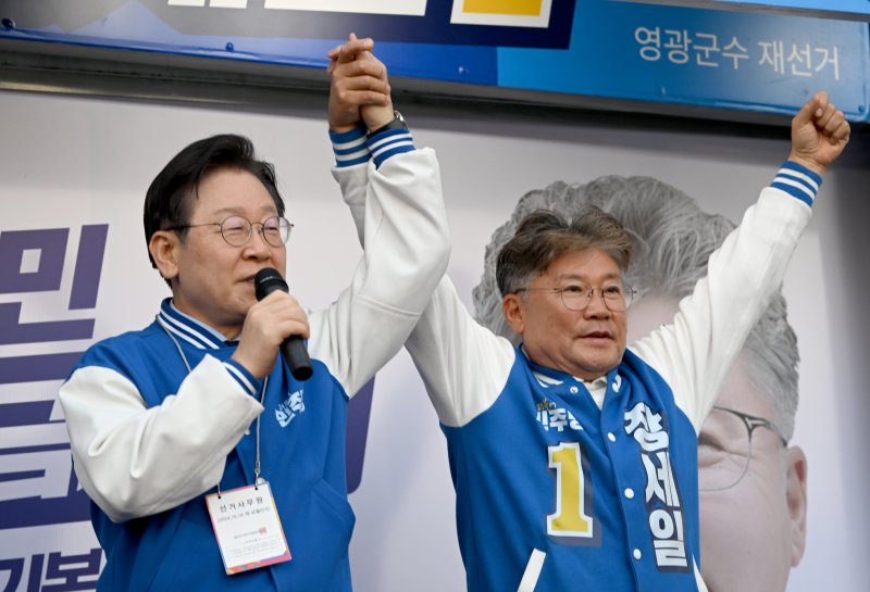 10·16 전남 영광군수 재선거 사전투표를 이틀 앞둔 9일 오후 전남 영광군 터미널 사거리에서 이재명(사진 왼쪽) 더불어민주당 대표와 장세일(오른쪽) 영광군수 후보가 유세차량에 올라 지지를 호소하고 있다. 사진=뉴시스