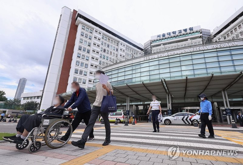 국군의날인 지난 10월 1일 오후 서울 시내 한 대학병원에서 환자 및 내원객들이 오가고 있다. 연합뉴스