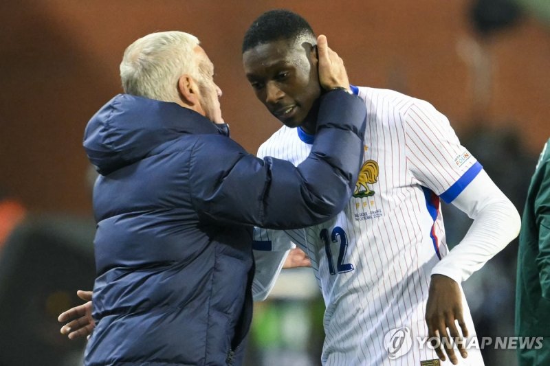 데샹 감독으로부터 격려 받는 콜로 무아니 France's head coach Didier Deschamps embraces France's forward #12 Randal Kolo Muani as he substitutes during the UEFA Nations League League A, Group A2 football match between Belgium and France, at the King Baudouin Stadium in Brussels, on October 14, 2024. (Photo by NICOLAS 