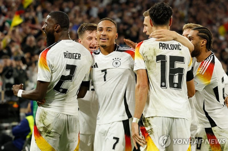 기뻐하는 결승골 주인공 레벨링 Germany's midfielder #07 Jamie Leweling (3rd L) celebrates scoring the opening goal with his teammates during the UEFA Nations League, League A Group A3 football match between Germany and the Netherlands in Munich, southern Germany on October 14, 2024. (Photo by Odd ANDERSEN / AFP)