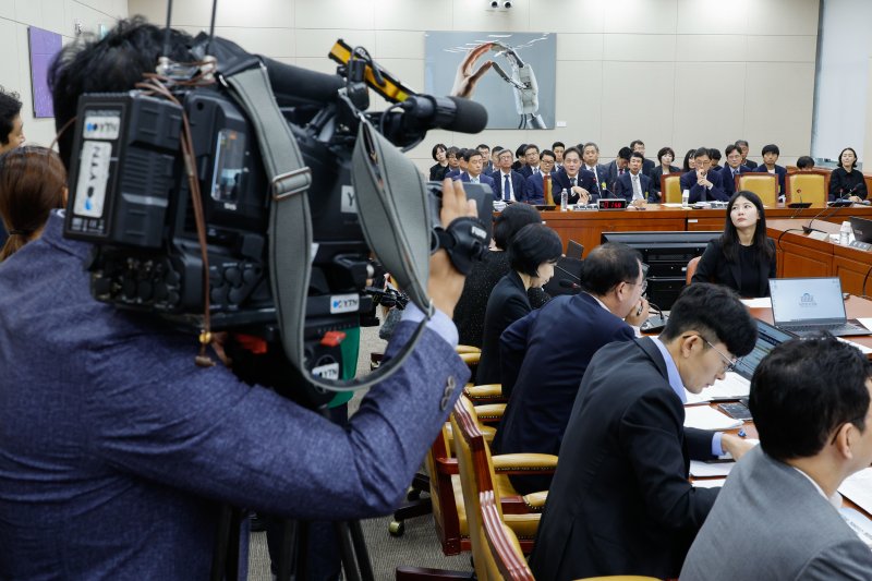 김태규 방송통신위원장 직무대행이 15일 오전 서울 여의도 국회 과학기술정보방송통신위원회에서 열린 방송통신위원회 국정감사에서 의원 질의에 답하는 가운데 YTN 취재진이 이를 촬영하고 있다. /사진=뉴스1화상