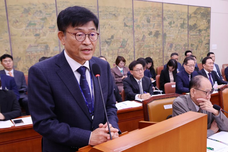 김준희 한국출판문화산업진흥원 원장이 15일 서울 여의도 국회에서 열린 문화체육관광위원회의 사행산업통합감독위원회, 한국관광공사 등에 대한 국정감사에서 의원 질문에 답변하고 있다. 뉴시스