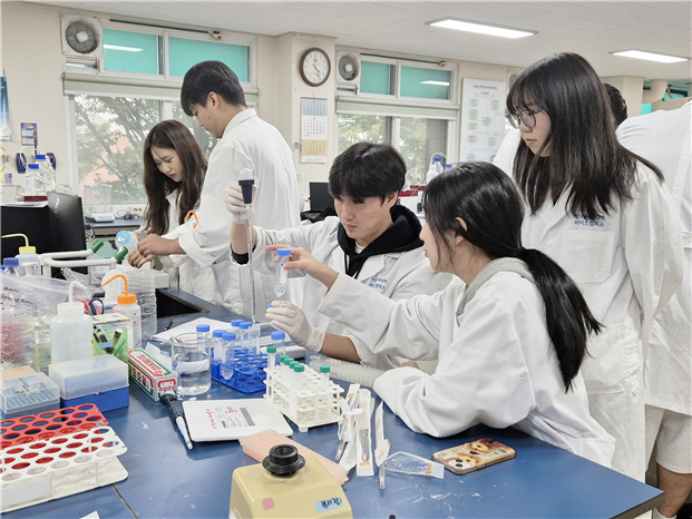 한국폴리텍대학 바이오캠퍼스 바이오배양공정과 ‘롯데반’ 학생들이 세포 배양액에서 단백질 분리정제를 진행하기 위해 단백질 함량 분석 실습을 하고 있다. 한국폴리텍대학 제공.