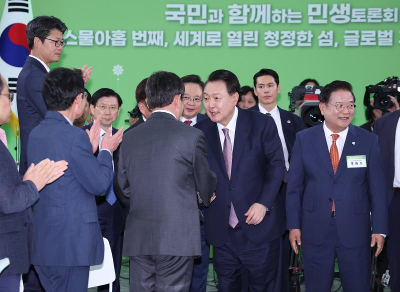 윤석열 대통령이 15일 제주국제자유도시개발센터에서 '세계로 열린 청정한 섬, 글로벌 휴양도시 제주'를 주제로 열린 스물아홉 번째 국민과 함께하는 민생토론회에 입장하며 참석자와 인사하고 있다. /사진=뉴시스화상