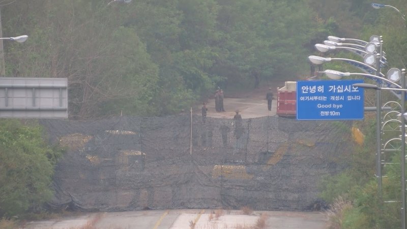 합동참모본부는 15일 북한이 경의선 및 동해선 남북 연결도로를 폭파한 모습이 담긴 우리 측 CCTV 영상을 공개했다. 우리 군은 이에 대한 대응사격을 실시했다. 사진은 북한이 경의선 남북 연결도로를 폭파한 뒤 중장비를 동원해 작업하는 모습. (사진=합참 제공) /사진=뉴시스